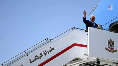 دونالد ترامپ هنگام خروج از هواپیما در یک سفر خارجی