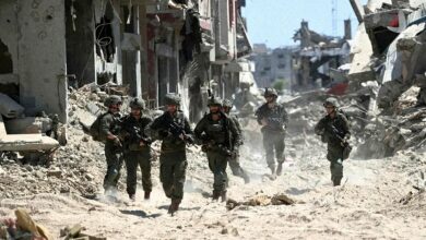سربازان مسلح اسرائیلی در حال گشت زنی در میان خرده سنگ ها و اوار نوار غزه