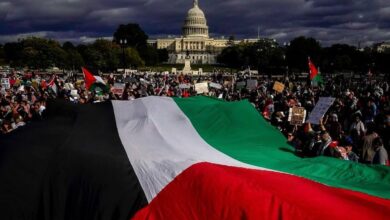 پرچم فلسطین در میان جمعیت