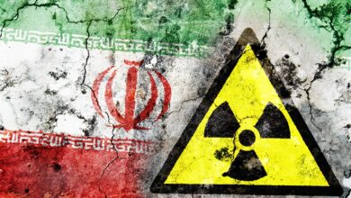 پرچم ایران و علامت هسته ای _ اطلس دیپلماسی