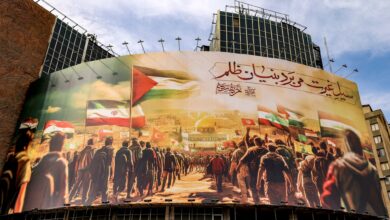 بنری از مردم تمام جهان و ایران در مسیر کربلا _ اطلس دیپلماسی