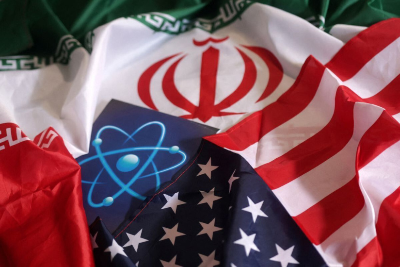 پرچم آمریکا و ایران در کنار علامت اتمی _ اطلس دیپلماسی