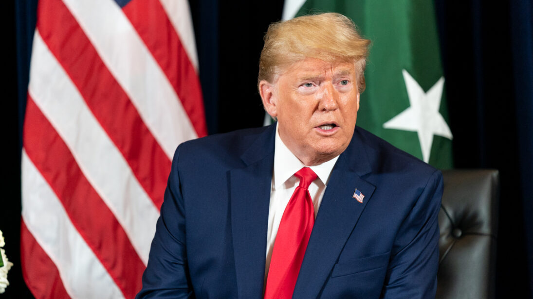 ترامپ با پس زمینه پرچم پاکستان و آمریکا _ اطلس دیپلماسی