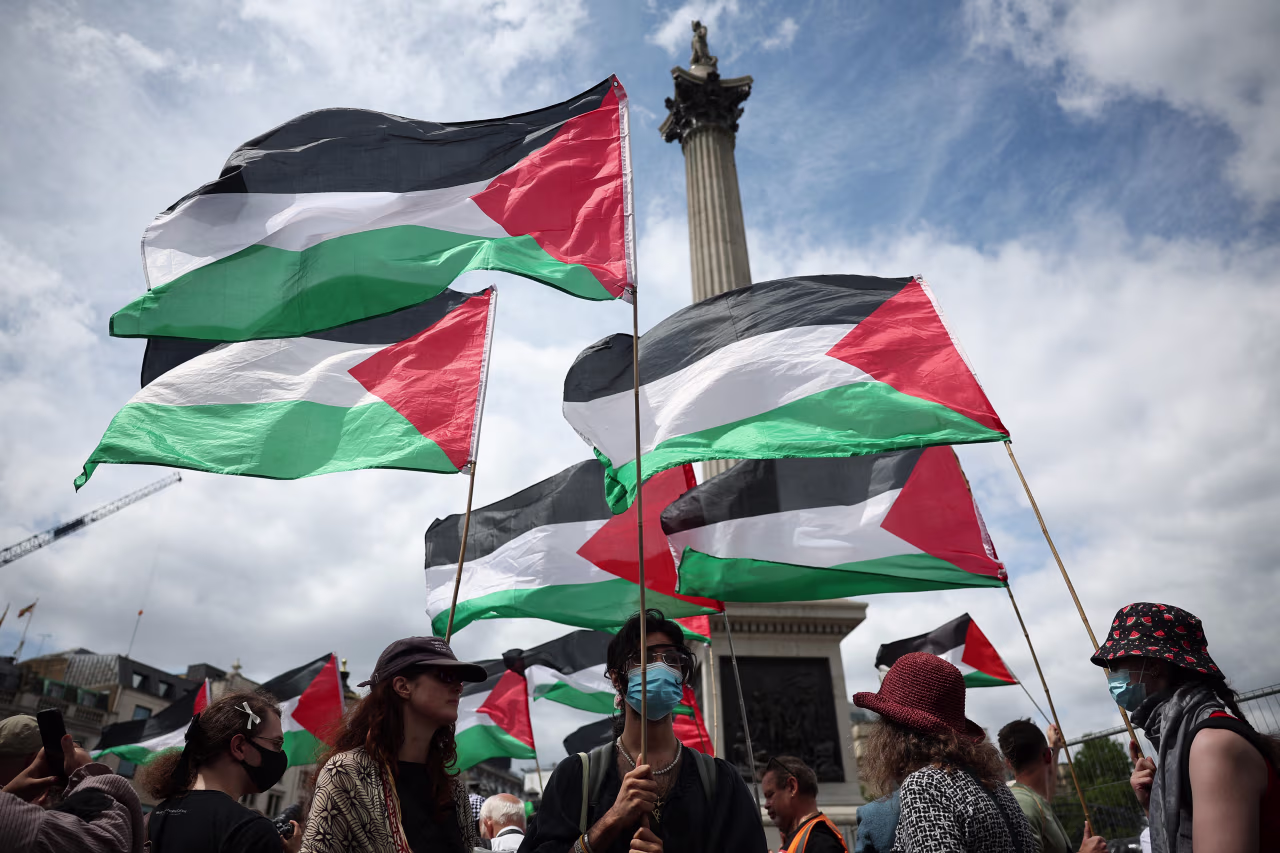 پرچم فلسطین در دستان مردم