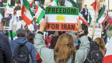 پرچم پهلوی نوشته شده آزادی برای ایران _ اطلس دیپلماسی