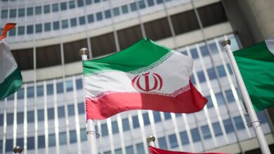 وین، اتریش - ۲۴ مه: پرچم ایران در مقابل ساختمان دفتر مرکزی آژانس بین‌المللی انرژی اتمی (IAEA) پیش از کنفرانس مطبوعاتی رافائل گروسی، مدیرکل آژانس بین‌المللی انرژی اتمی، در مورد نظارت آژانس بر برنامه انرژی هسته‌ای ایران در ۲۴ مه ۲۰۲۱ در وین، اتریش، دیده می‌شود. آژانس بین‌المللی انرژی اتمی در حال مذاکره با ایران در مورد تمدید برنامه نظارتی آژانس بوده است. در همین حال، نمایندگان ایران و جامعه بین‌المللی در هفته‌های اخیر در وین در مورد احیای توافق هسته‌ای برجام ایران در حال مذاکره بوده‌اند. (عکس از مایکل گروبر/گتی ایمیجز)
