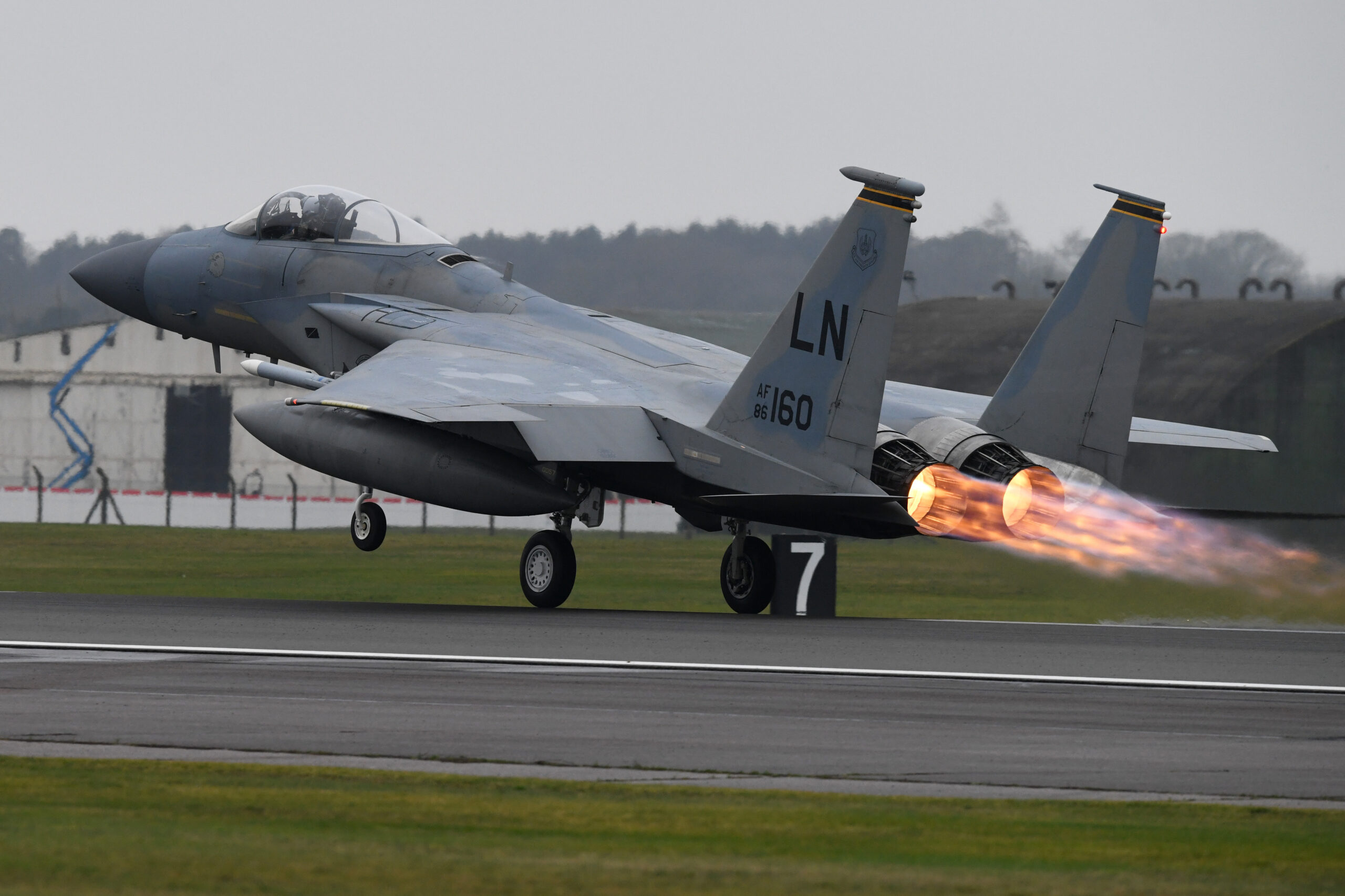 یک فروند جنگنده F-15C Eagle که به اسکادران جنگنده ۴۹۳ اختصاص داده شده است، در تاریخ ۳۰ ژانویه ۲۰۲۰ در حمایت از رزمایش Point Blank 20-1 در پایگاه نیروی هوایی سلطنتی لکنهیث، انگلستان، به پرواز در می‌آید. Point Blank یک رزمایش دوجانبه است که روابط حرفه‌ای را تقویت کرده و هماهنگی کلی با متحدان و ارتش‌های شریک را بهبود می‌بخشد. (عکس از نیروی هوایی ایالات متحده/ خلبان درجه یک میکایلا وایتلی)