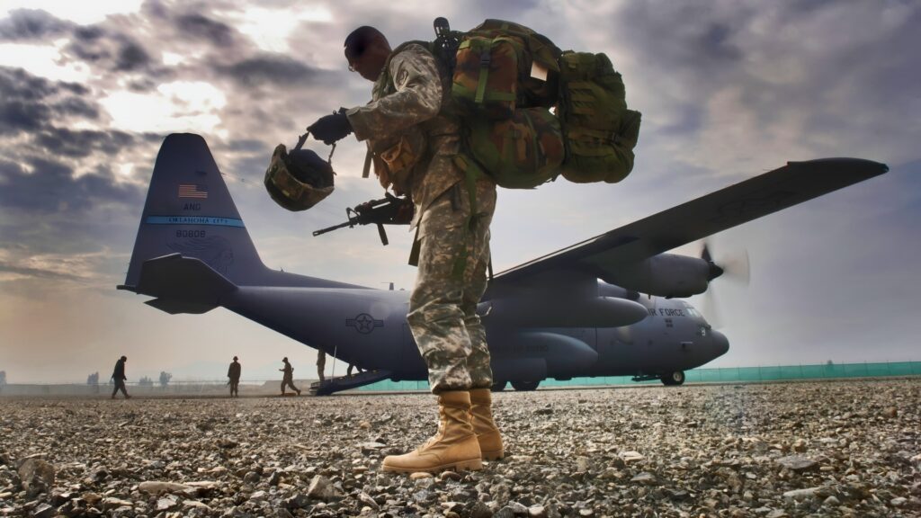 گروهبان یکم ارتش ایالات متحده، ریکی برایانت، آخرین نفر در صف سوار شدن به هواپیمای C-130H2 Hercules در پایگاه هوایی بگرام، افغانستان، برای پرواز به پایگاه عملیات مقدم سالیرنو، افغانستان، در 8 مارس 2006 است. هواپیما و خدمه به اسکادران 185 ترابری هوایی، فرودگاه جهانی ویل راجرز، گارد ملی هوایی اوکلاهما اختصاص داده شده‌اند و در اسکادران 774 ترابری هوایی اعزامی، پایگاه هوایی بگرام مستقر شده‌اند.

(عکس از وزارت دفاع، سرگروهبان لنس چونگ، نیروی هوایی ایالات متحده. (منتشر شده))