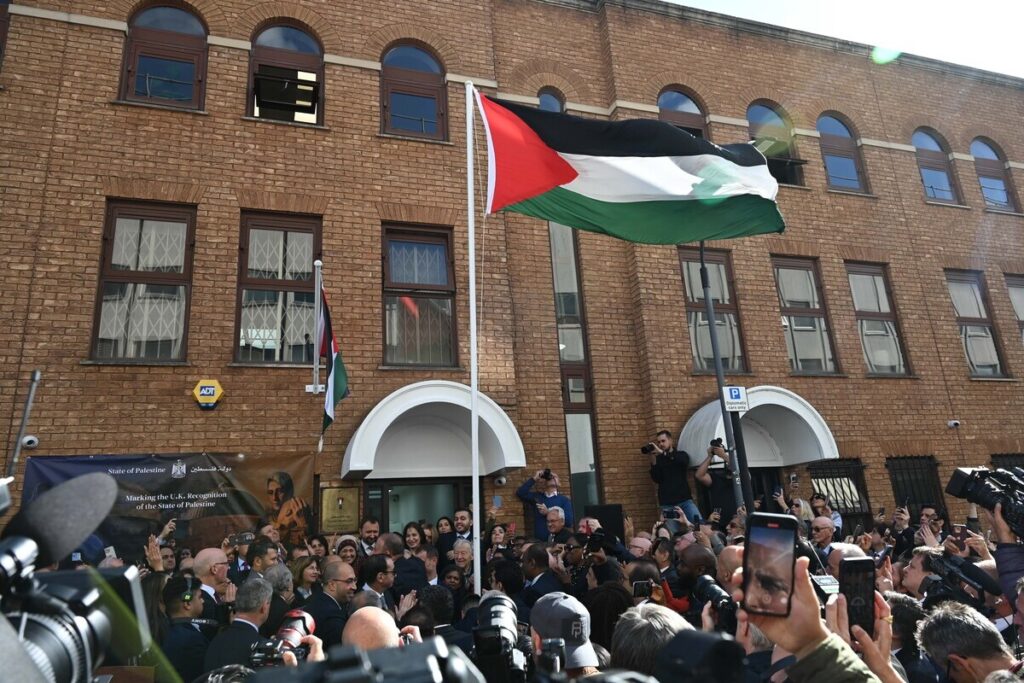 لندن، بریتانیا - 22 سپتامبر: مراسم برافراشتن پرچم در ساختمان تازه افتتاح شده سفارت فلسطین پس از تصمیم بریتانیا برای به رسمیت شناختن کشور فلسطین، در لندن، بریتانیا در 22 سپتامبر 2025 برگزار شد. (Raşid Necati Aslım - خبرگزاری آناتولی)