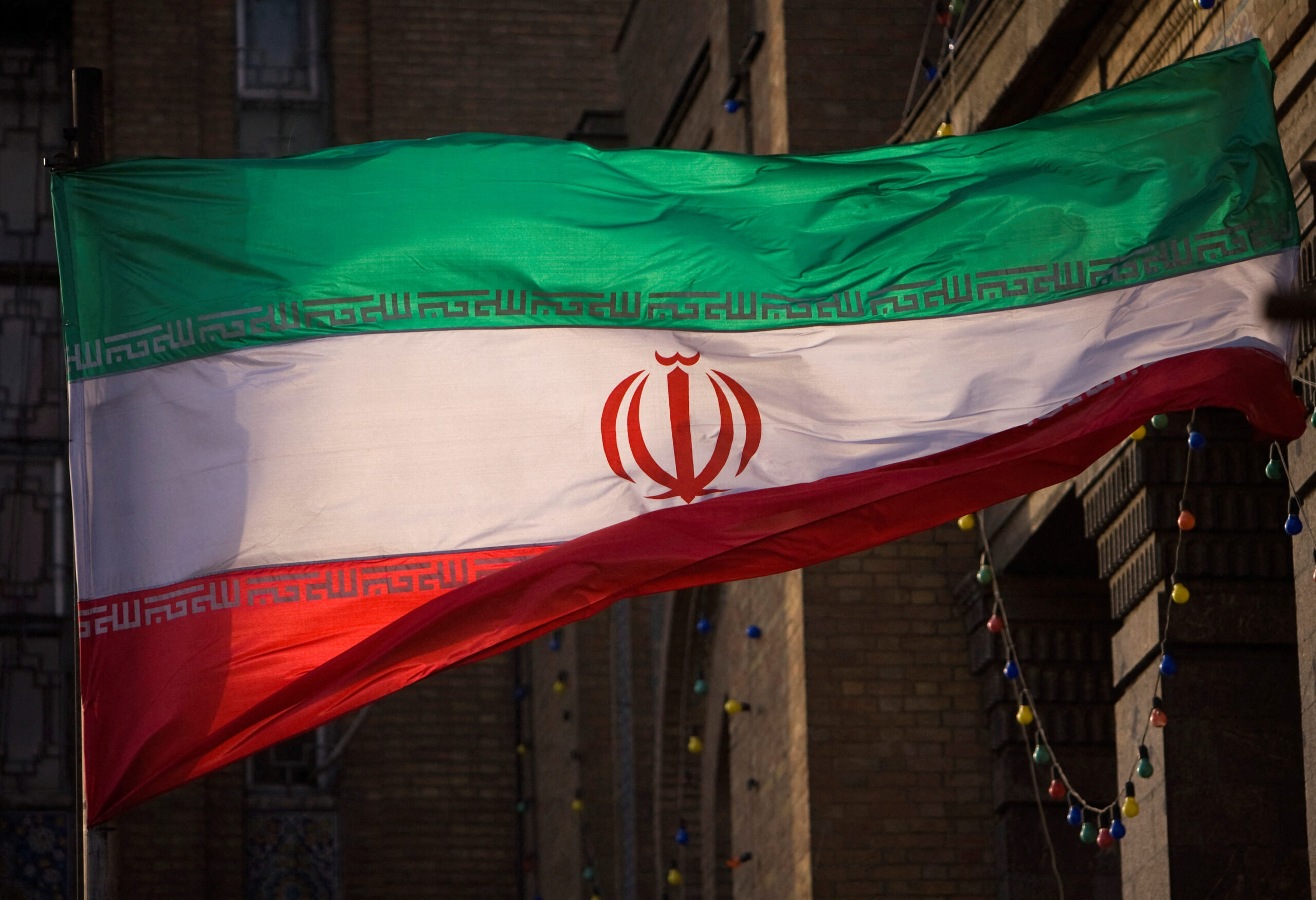 عکس آرشیوی: پرچم ایران در مقابل ساختمان وزارت امور خارجه ایران در تهران در ۲۳ نوامبر ۲۰۰۹ به تصویر کشیده شده است. رویترز/مرتضی نیکوبذل (ایران پالیتیکز)/عکس آرشیوی