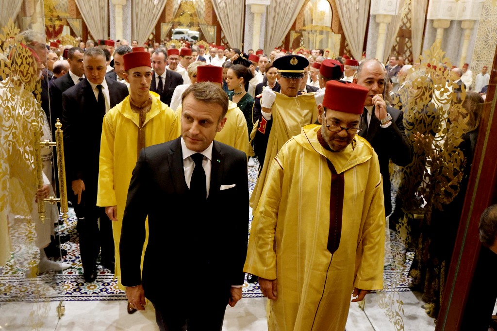 امانوئل مکرون، رئیس جمهور فرانسه (وسط-چپ) و محمد ششم، پادشاه مراکش (وسط-راست)، به همراه مولای الحسن، ولیعهد مراکش (۲-چپ) و اعضای خانواده سلطنتی، پس از یک شام رسمی در رباط، ۲۹ اکتبر ۲۰۲۴، به عنوان بخشی از سفر رسمی سه روزه رئیس جمهور فرانسه به مراکش، در کاخ سلطنتی قدم می‌زنند. (عکس از لودوویچ مارین / پول / خبرگزاری فرانسه)