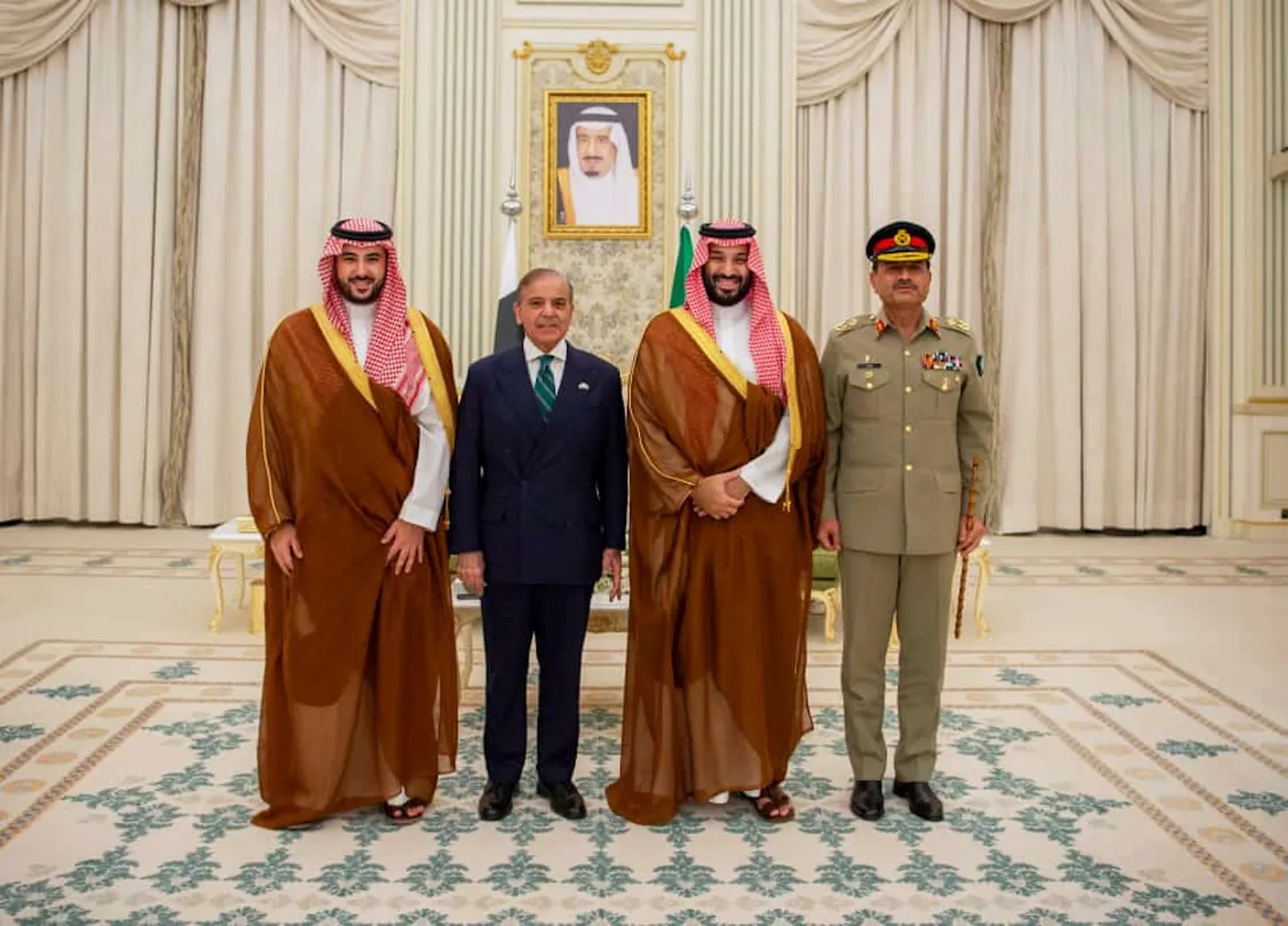 ژنرال سید عاصم منیر، رئیس ستاد ارتش پاکستان - محمد بن سلمان، پادشاه عربستان سعودی - شهباز شریف، نخست‌وزیر پاکستان - خالد بن سلمان، وزیر دفاع عربستان سعودی