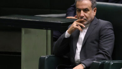 عباس عراقچی، نامزد ایران برای وزارت امور خارجه، در ۱۷ آگوست ۲۰۲۴ در جلسه پارلمان در تهران، پایتخت، شرکت می‌کند، در حالی که رئیس جمهور ایران از کابینه انتخابی خود دفاع می‌کند. (عکس از عطا کناره / خبرگزاری فرانسه)