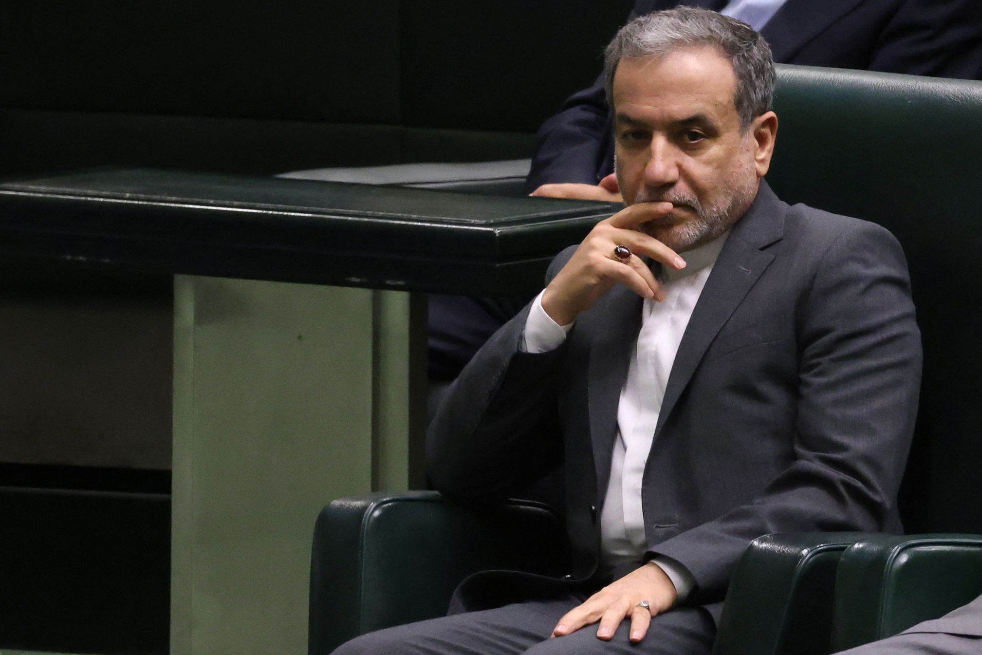 عباس عراقچی، نامزد ایران برای وزارت امور خارجه، در ۱۷ آگوست ۲۰۲۴ در جلسه پارلمان در تهران، پایتخت، شرکت می‌کند، در حالی که رئیس جمهور ایران از کابینه انتخابی خود دفاع می‌کند. (عکس از عطا کناره / خبرگزاری فرانسه)
