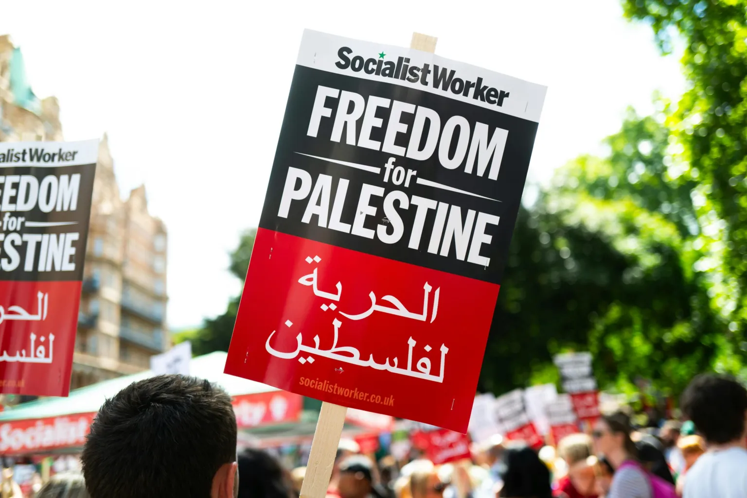 تابلویی با شعار ازادگی برای فلسطین