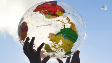 کره زمین در دست یک انسان