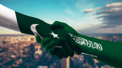 دست پرچم پاکستان و عربستان _ آطلس دیپلماسی