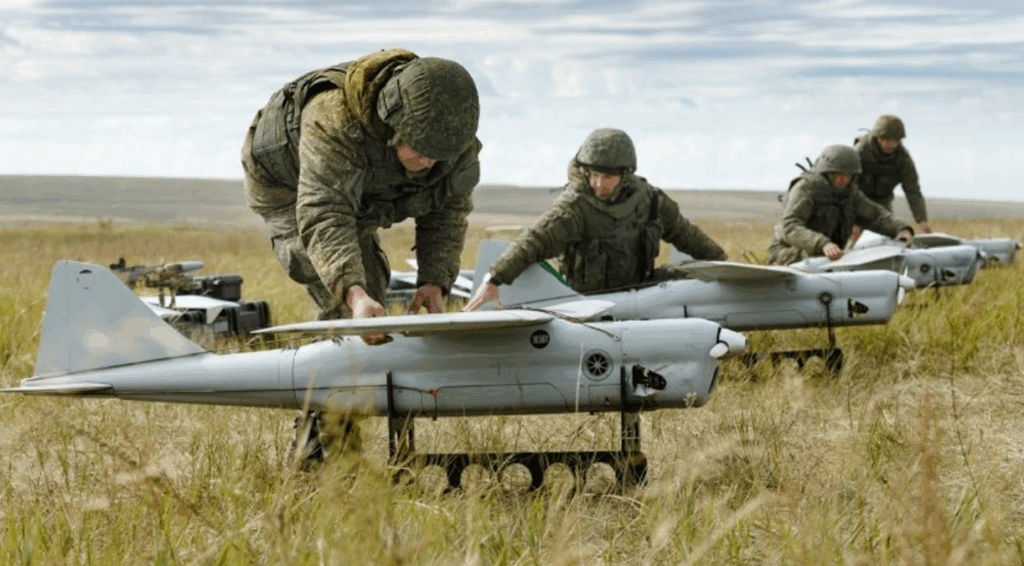 سربازان نظامی در حال تست پرتابه های هوایی 