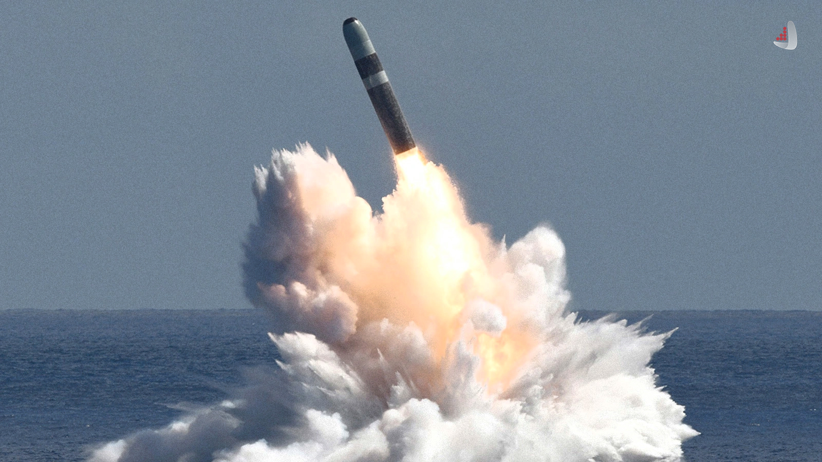 شلیک موشک از زیر دریایی