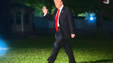 ترامپ درحال قدم زدن بر روی چمن