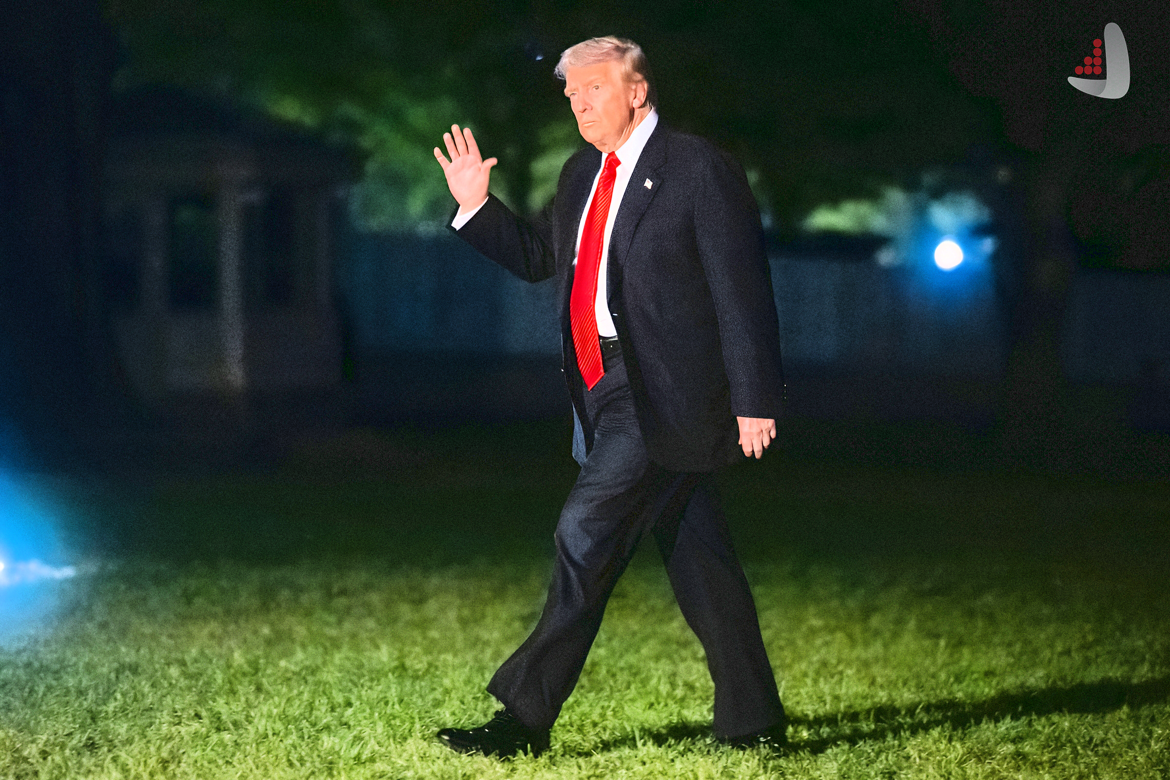 ترامپ درحال قدم زدن بر روی چمن