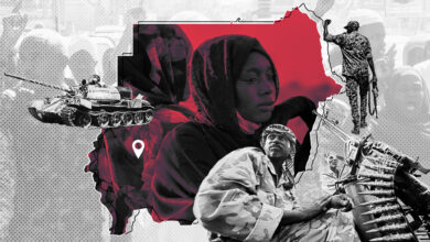 یک زن سودانی، یک مرد سودانی در پس زمینه یک تروریست و تانک - اطلس دیپلماسی