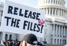 مردی با پلاکارد در اعتراضات مقابل کاخ سفید _ اطلس دیپلماسی