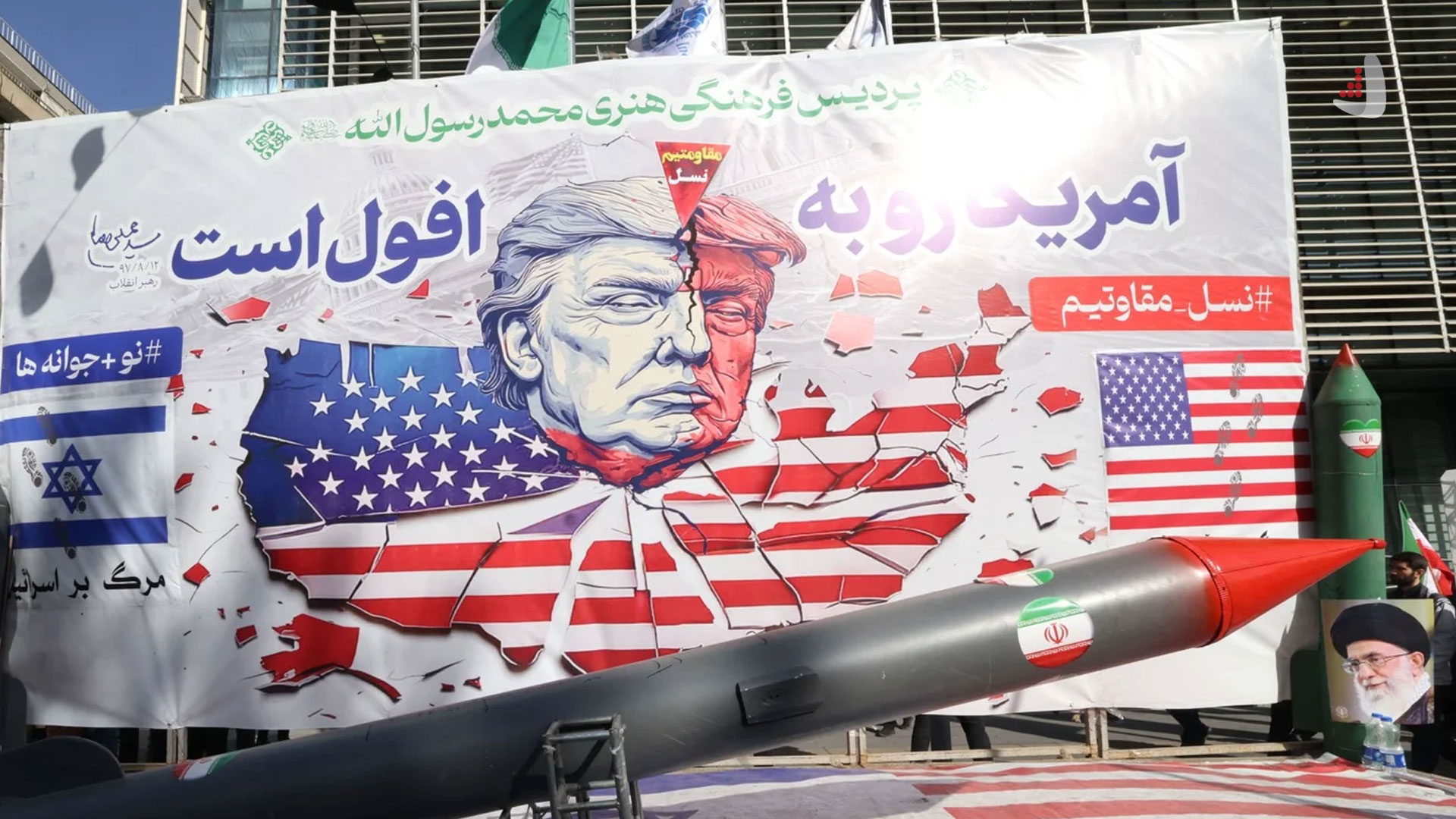 بنری از چهره دونالد ترامپ و ماکت یک موشک بالستیک ایرانی در تجمع راهپیمایان تهرانی