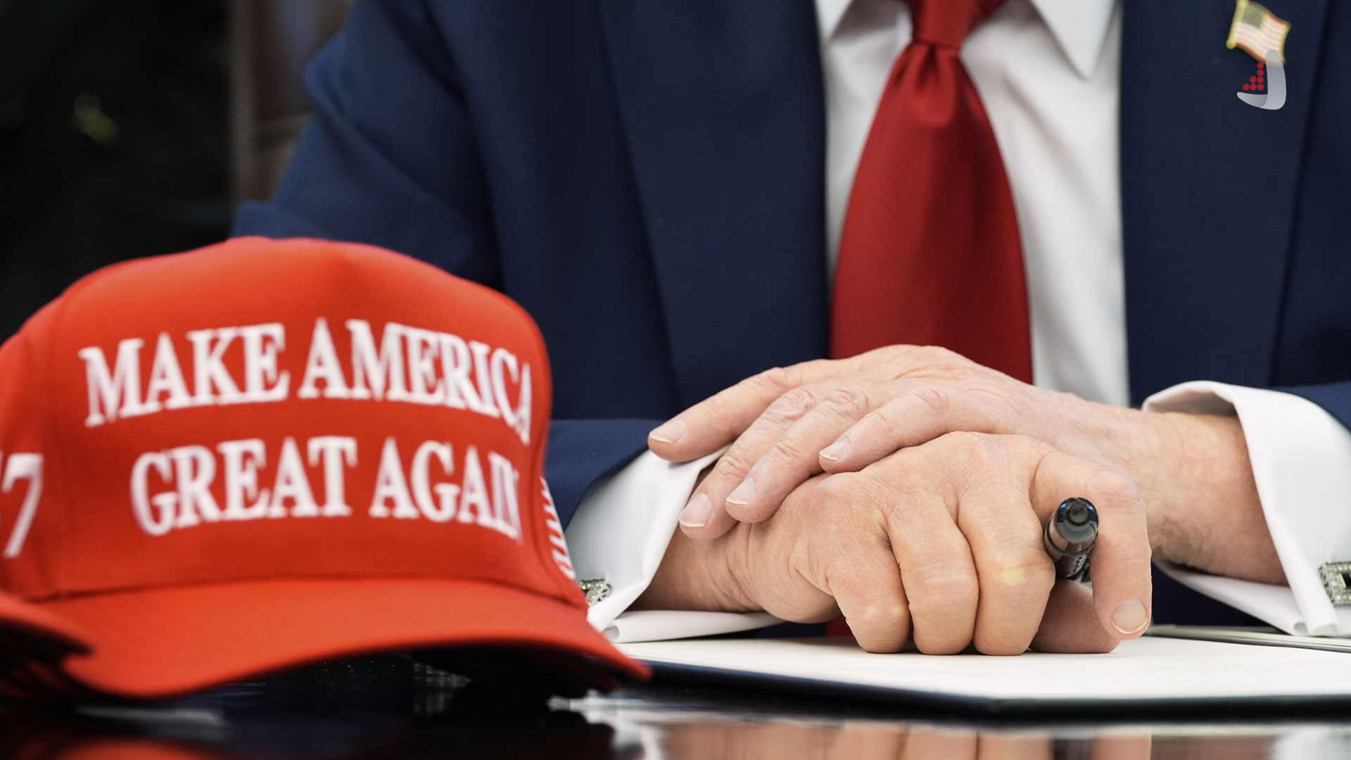 کلاه معروف دونالد ترامپ با نوشته Make America Great Again