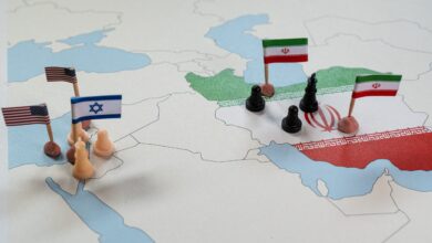 نقشه جغرافیایی از غرب آسیا با مهره های شطرنج و پرچم های ایران، اسرائیل و آمریکا