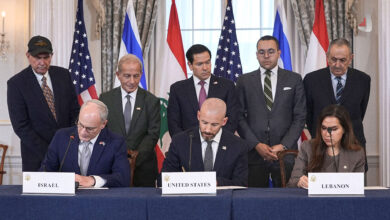 لحظه امضا تفاهم نامه بین لبنان و اسرائیل
