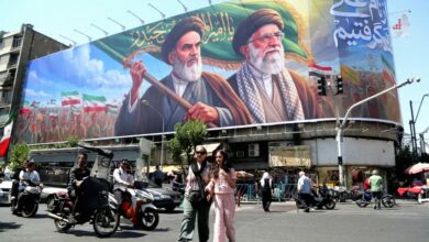 دیوار نگاره‌ای با تصویری آیت‌الله خامنه‌ای و آیت‌الله خمینی