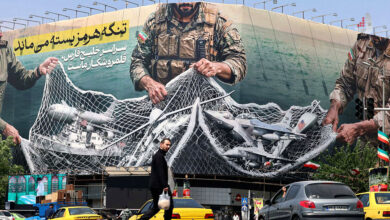 دیوارنگاره با تصویر تور مارهیگیری در دست سرباز ایرانی