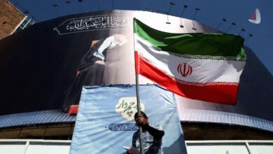 پرچم ایران در دستان یک زن ایرانی