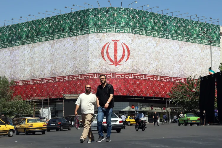 تصویری از میدان انقلاب تهران که در آن پرچم ملی ایران بر روی یک ساختمان نقش بسته است