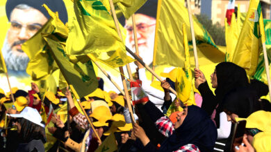 تجمع هواداران حزب‌الله در حال تکان دادن پرچم های حزب‌الله