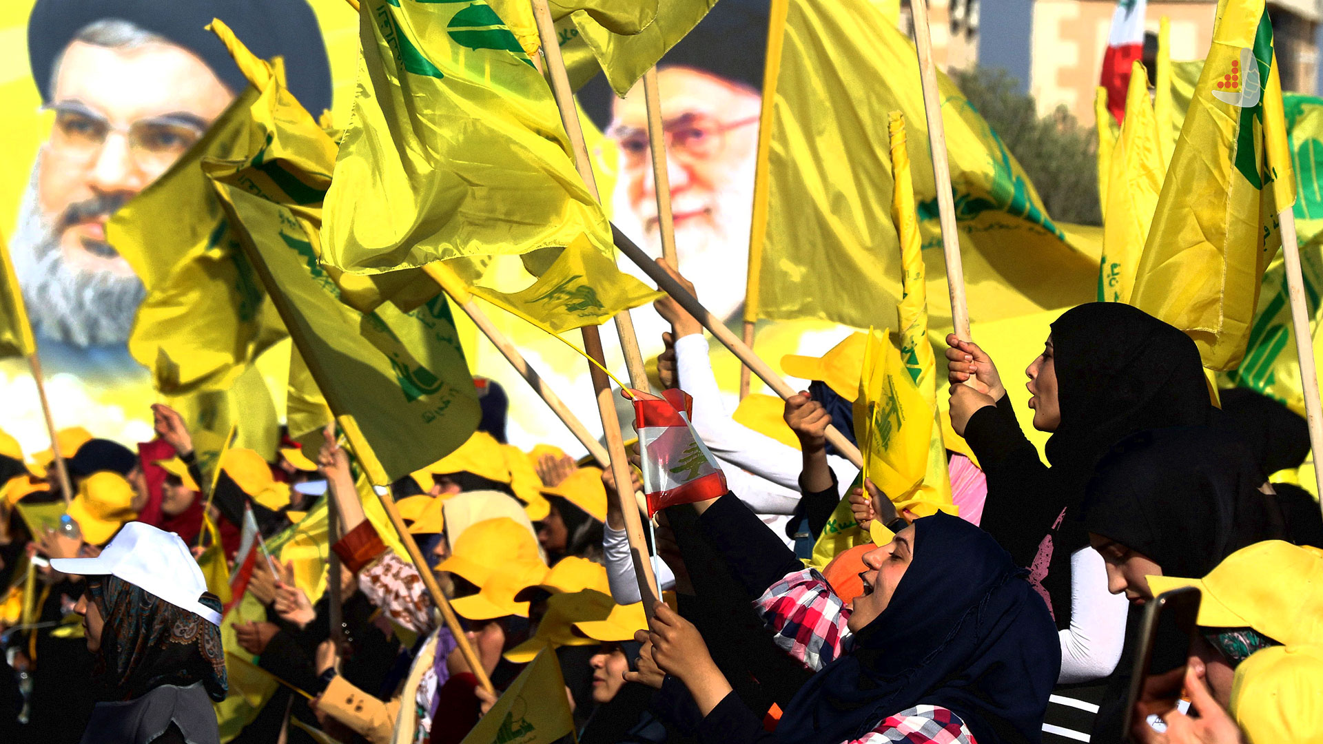 تجمع هواداران حزب‌الله در حال تکان دادن پرچم های حزب‌الله