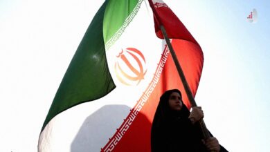 پرچم ایران در دستان یک زن ایرانی