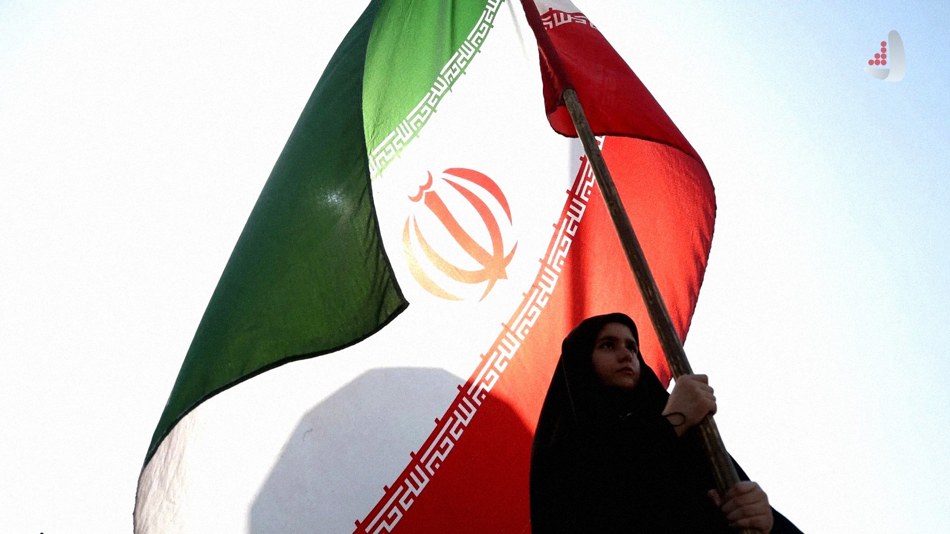 پرچم ایران در دستان یک زن ایرانی