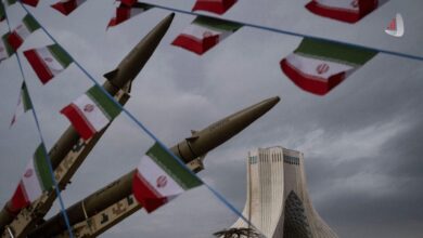 دوتیر موشک خیبر شکن در کنار برج آزادی