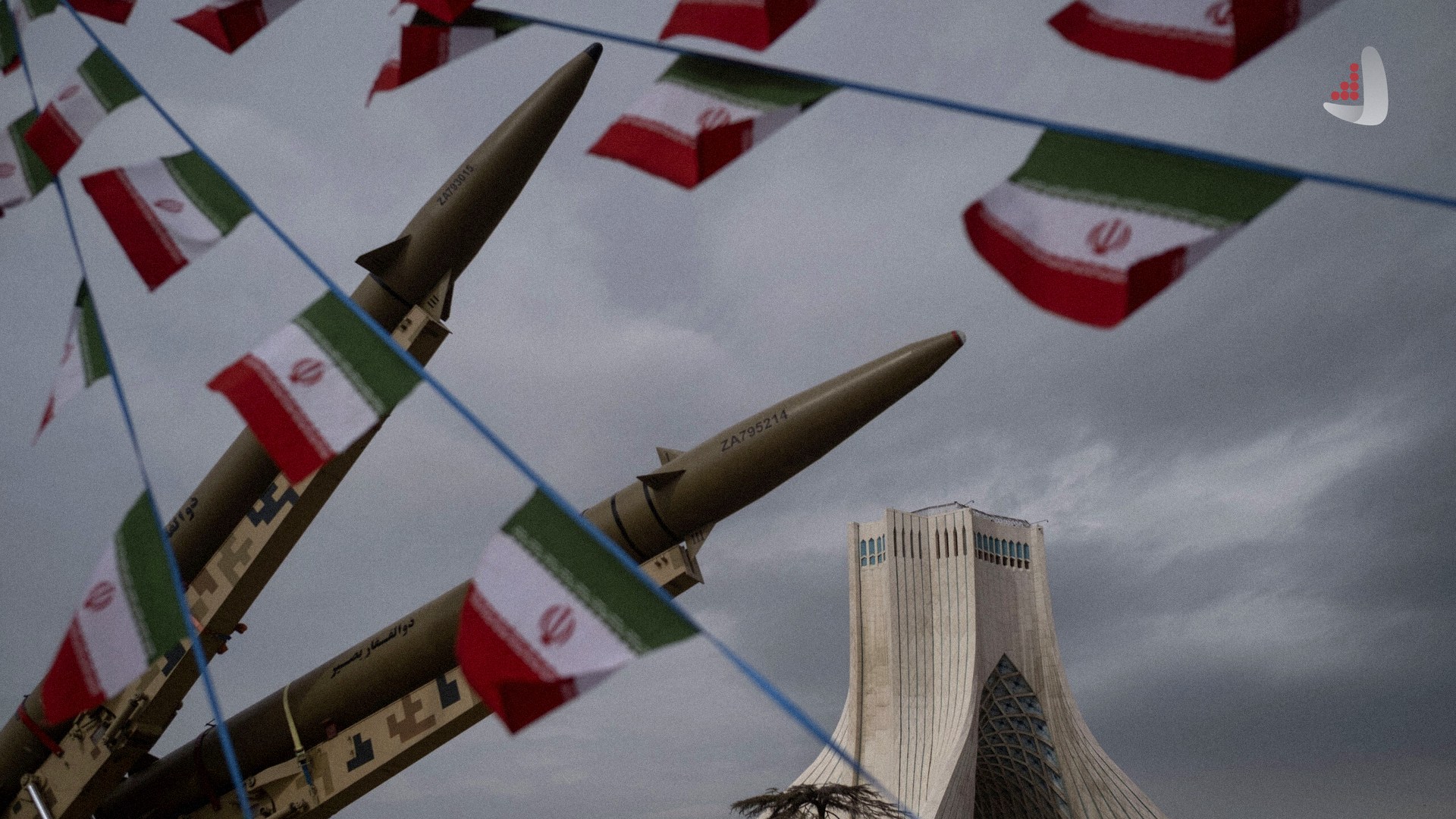 دوتیر موشک خیبر شکن در کنار برج آزادی