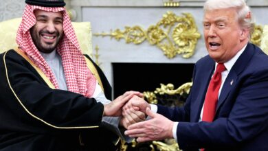 دونالد ترامپ رئیس‌جمهور آمریکا و محمد بن سلمان ولیعهد عربستان سعودی در حال دست دادن در یک دیدار رسمی