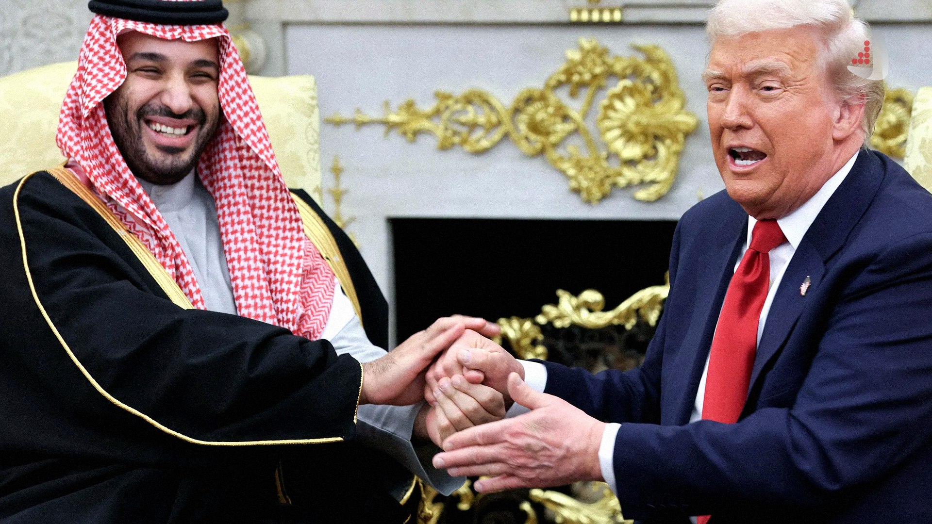 دونالد ترامپ رئیس‌جمهور آمریکا و محمد بن سلمان ولیعهد عربستان سعودی در حال دست دادن در یک دیدار رسمی