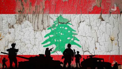 طرح گرافیکی پرچم لبنان با بافت فرسوده و ترک‌خورده به همراه سربازان، تانک و ادوات نظامی