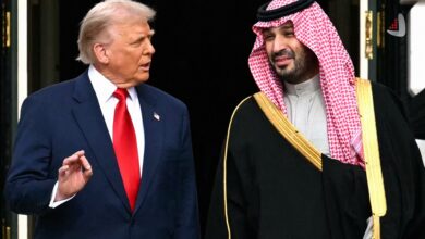 دونالد ترامپ رئیس‌جمهور آمریکا و محمد بن سلمان ولیعهد عربستان سعودی در حال قدم زدن و گفتگو در کاخ سفید واشنگتن