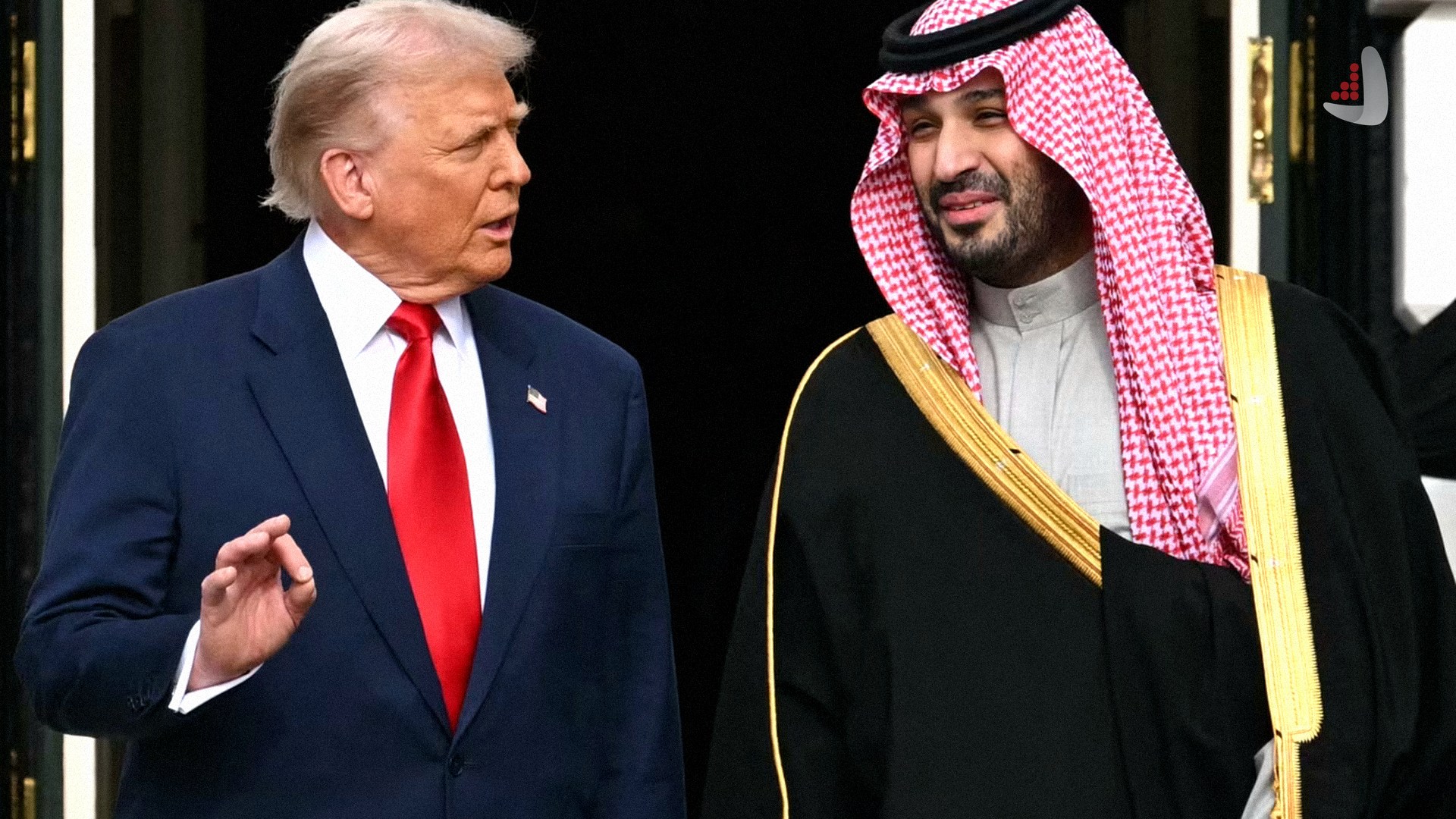 دونالد ترامپ رئیس‌جمهور آمریکا و محمد بن سلمان ولیعهد عربستان سعودی در حال قدم زدن و گفتگو در کاخ سفید واشنگتن