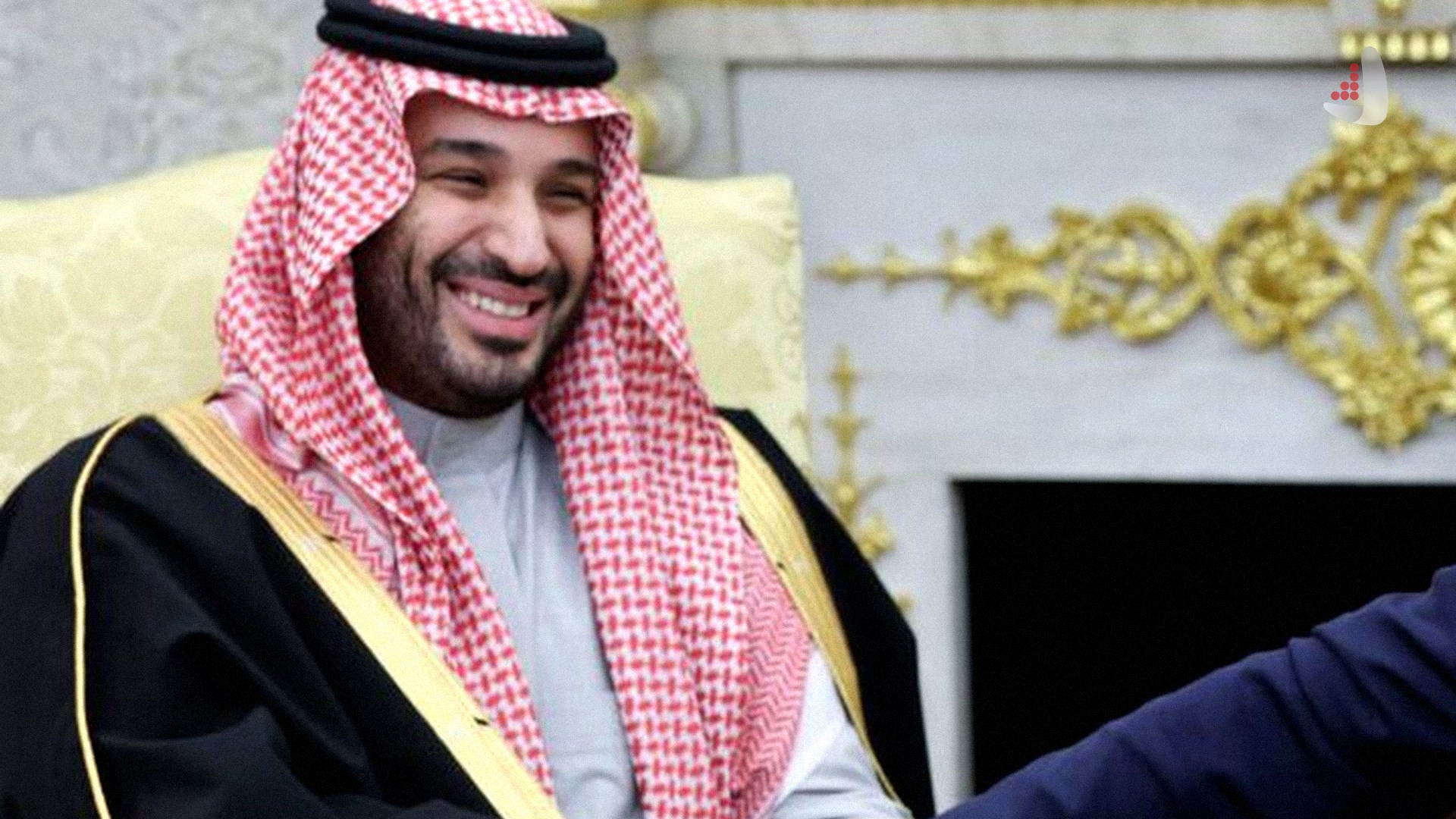 محمد بن سلمان ولیعهد عربستان سعودی در دیدار دیپلماتیک رسمی با لباس سنتی و لبخند