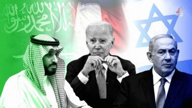 محمد بن سلمان، جو بایدن و بنیامین نتانیاهو در کنار پرچم‌های عربستان، آمریکا و اسرائیل