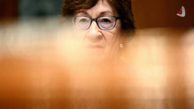 پرتره فوکوسشده از سوزان کالینز (Susan Collins)، سناتور آمریکایی با عینک، در یک جلسه رسمی با پسزمینه تار و محو