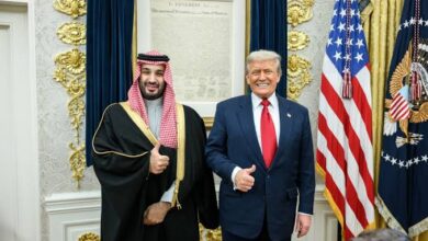 ایستادن دونالد ترامپ و محمد بن سلمان با ژست لایک در دفتر بیضی کاخ سفید با قاب بیانیه استقلال آمریکا در پس‌زمینه